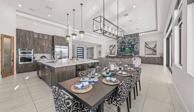 Palm Villa- Luxury 8 Bed, Pickleball, Volleyball, Golf in Bermuda Dunes
