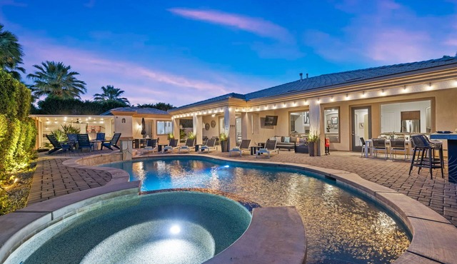 Paradise Palms: Family fun, Salt water pool/spa, games, fire pit in Indio