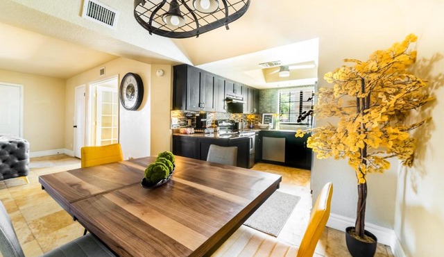 Peaceful Eclectic 2BR w/King Bed in Tempe
