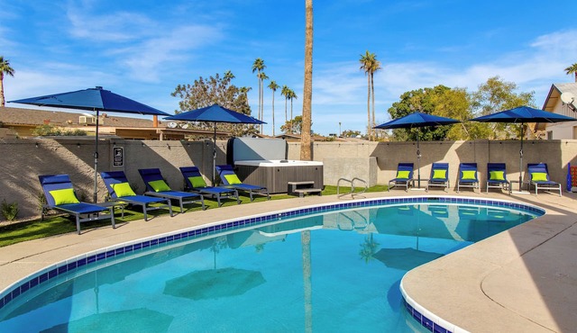Pool, Spa, Fire Pit, Grown Up Swings-Your Own 5BR/3BA Resort-LOW Pool Heat Fee in Tempe