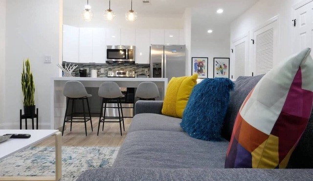 Pop Art Chic! Stunning Shaw - U Street Apartment in Washington
