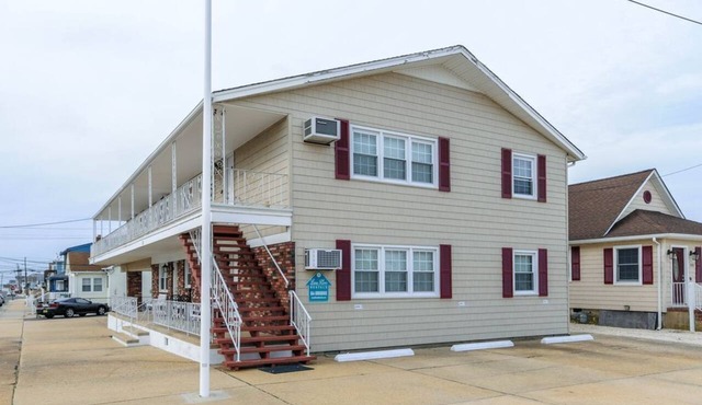 PREMIER HOST-2BR SEASIDE PARK SUITE#2, One Short Block to Beach,Kit,Liv. Room in Seaside Park