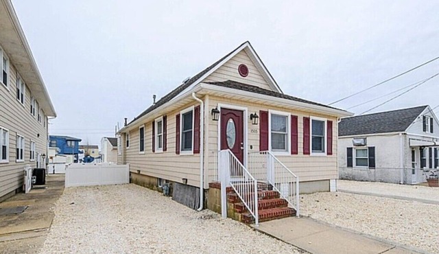 PREMIER HOST-3 BR SEASIDE PARK HOUSE, Block to Beach,Kit, Liv.Room in Seaside Park