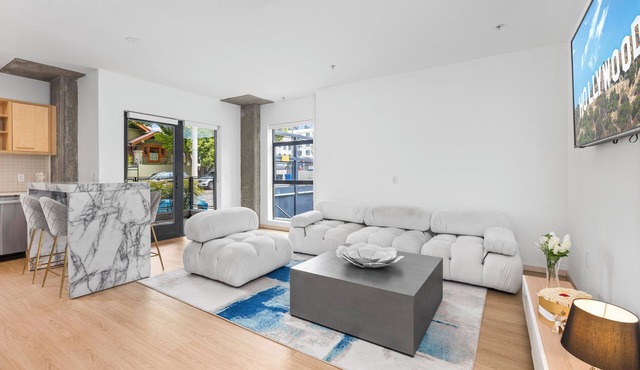 Prime Hollywood Location - Pool Access + Gym in Beverly Hills