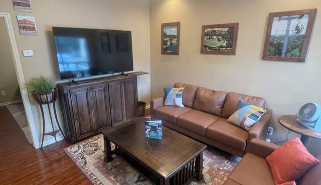Private Condo in the Heart of Historic Downtown San Marcos , Wi-Fi , Pool in San Marcos