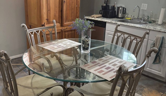 Private Deluxe Studio in trendy neighborhood close to the metro and restaurants. in Washington
