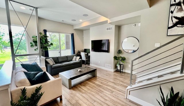 Private RoofTop Hot Tub! 360 Views! Beautiful Townhome! in Denver