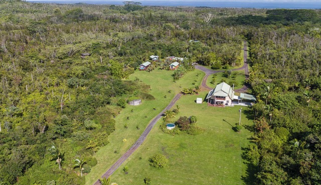 Puna Rainforest Retreat Hot Spring-Ocean views on 20 acre Estate in Pāhoa