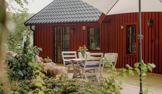 Quaint barn nestled between sea and forest in Båstad