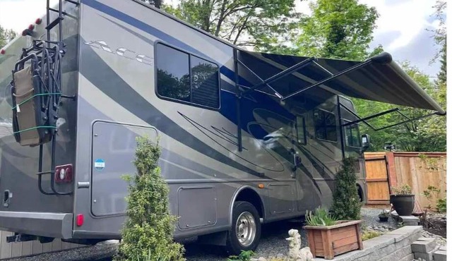 Quiet Backyard Class A Motorhome. Near Airport and Light Rail in Seattle