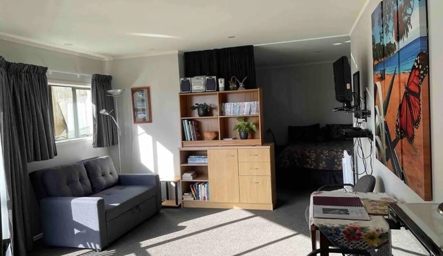 Quiet restful unit with seaviews in Whangaparaoa