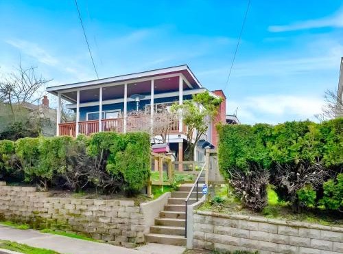 Rainier Beach 6BR and 3BA Spacious Lake View Home, 15min Major international sporting event Ready, Fireplaces & Nearby Amenities in Seattle