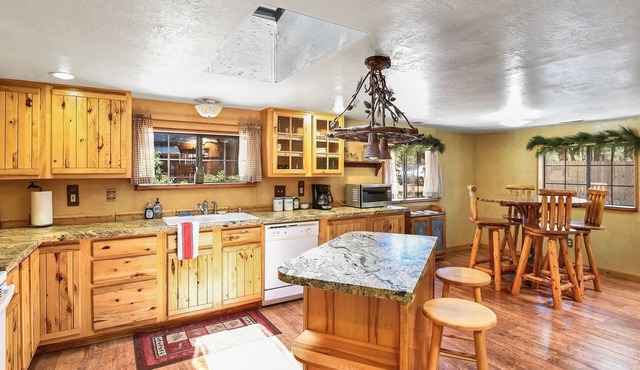 Rare, Log Cabin Treasure! Close to Grand Canyon /Now with Wi-Fi! in Bellemont