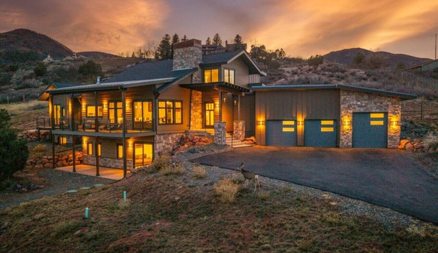 Red Rock Mountain View Luxury Retreat in Denver