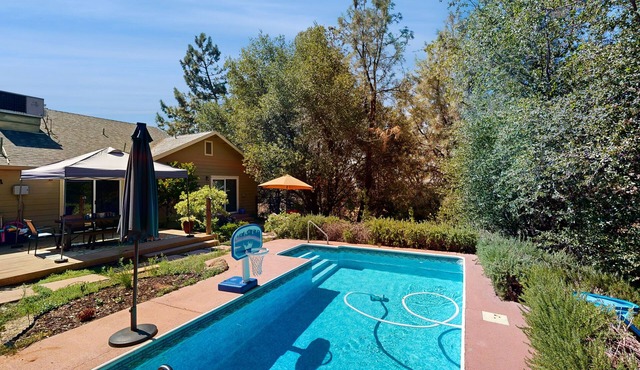 Relaxing home with pool, firepit and board games in Copperopolis