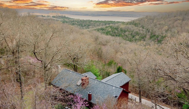 Right in Branson 4,000 Sq Ft Home with Lake View & Hot Tub! in Branson