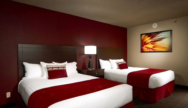Riverfront Escape! 4 Serene Units, Onsite Entertainment and 6 Restaurants! in Laughlin