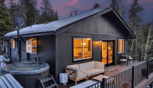 Romantic mountain getaway or family escape. NEW HOT TUB! in Conifer