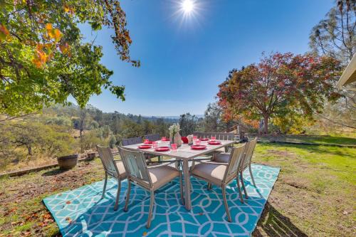 Scenic Yosemite Lakes Escape w/Community Perks! in Coarsegold