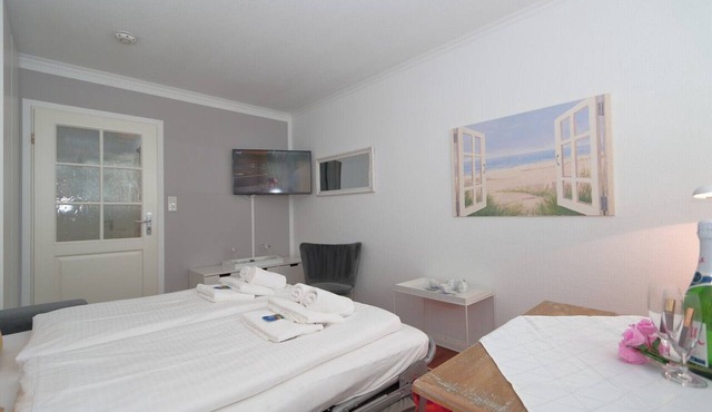 "Schwalbe" Apartment Just a few meters from the beach access, the "Schwalbe" vacation apartment is located on the mezzanine level of Haus Winora in Westerland. The one-bedroom apartment is approximately 28 square meters in size, is located in a qu in Westerland