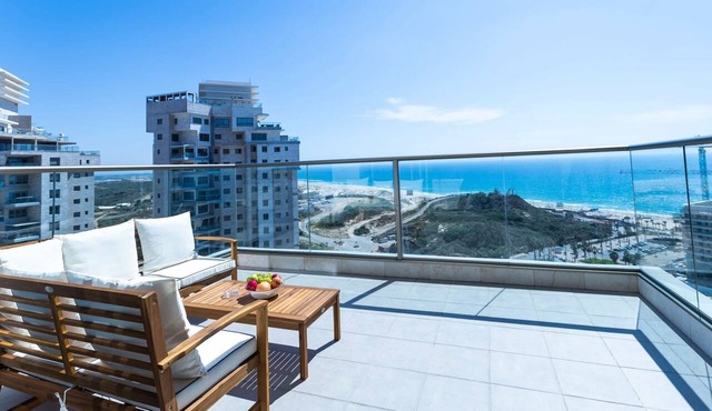 SeaFront Luxurious 3BR Apartment | Mamad in Rishon LeTsiyon