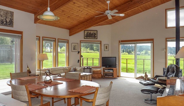 Seaview condo with deck & grassy lawn - walk to trails, restaurants & more in Lopez Island