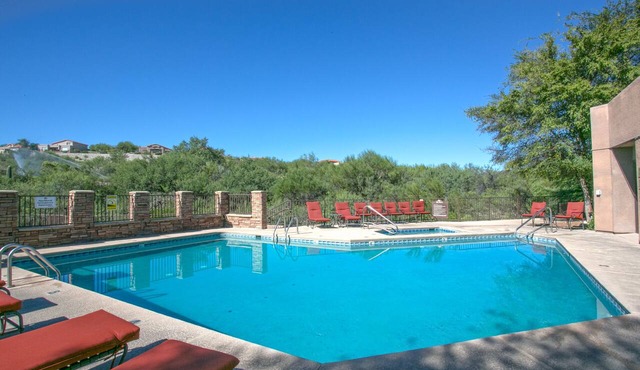 Second Floor Spacious 2 bedrm/1 bath with Fantastic Mountain Views in Tucson