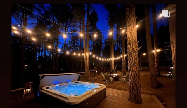 Shadow Rock Chalet with Spa, Spa Deck, Fenced Yard, Pool Table, Game Room & more in Munds Park