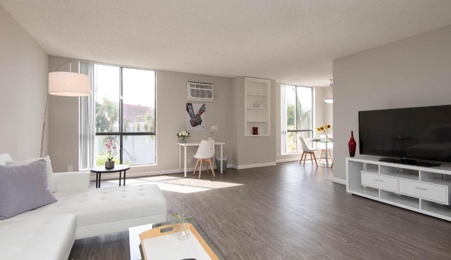 Skyline Palms 1-Bedroom with Roof-Top Pool in Los Angeles