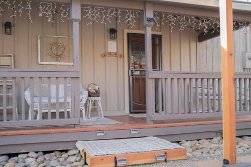 Sleeps 2 Private Entrance, Spa Tub, Near Casino in Tuolumne