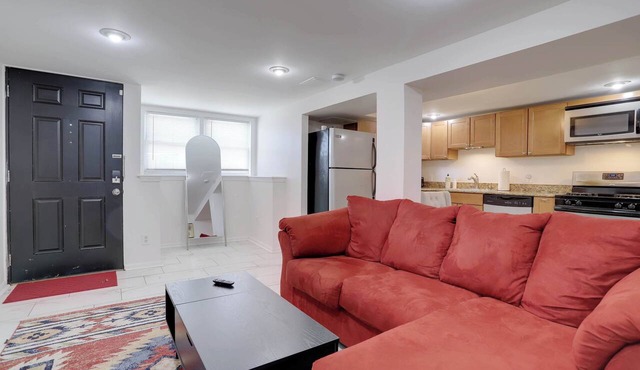 Sojourn Stylish Capitol Hill Garden-Level 1BD in District of Columbia