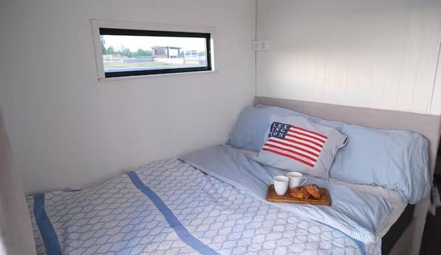 Solvesborg Houseboat With Harbour Views - Sleeps 4 in Sölvesborg