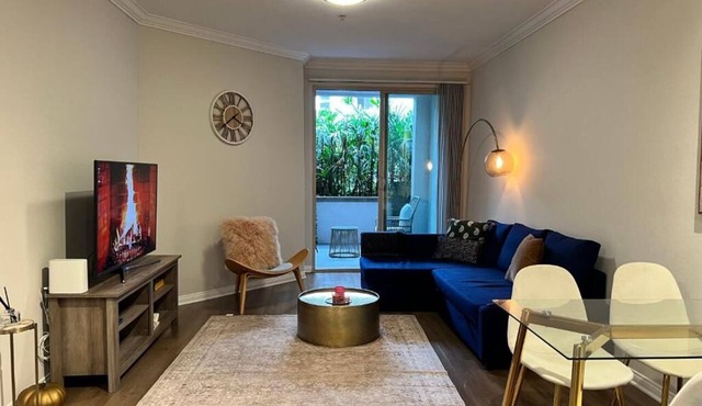 Spacious 1bdrm apartment 10 mins to Cedars-Sinai by car FREE Parking, King bed in Los Angeles
