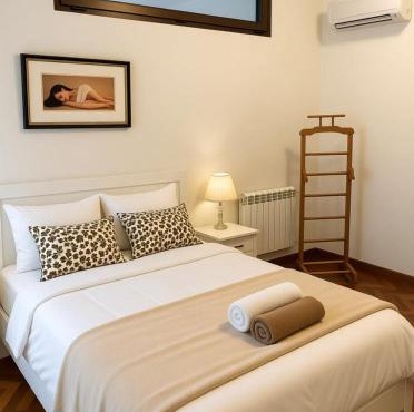 Spacious 2BR Apartment - Balcony & Prime Location
