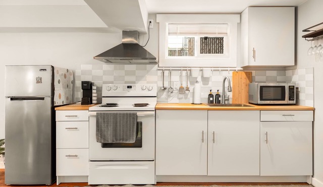 Spacious 2BR Home, Backyard Parking & UW in Seattle