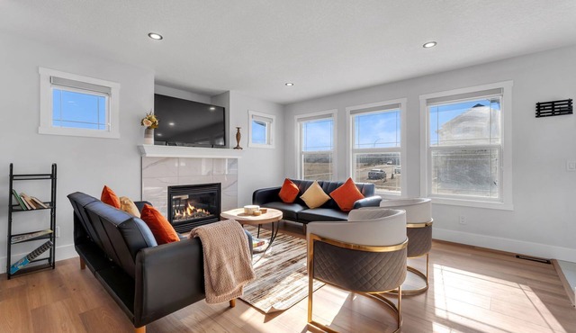 Spacious 3BR|2.5Bth | Free parking in Saddle Ridge in Calgary