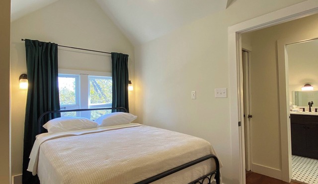 Spacious 4-bedroom house on historic Hopkins street San Marcos with WiFi, AC in San Marcos