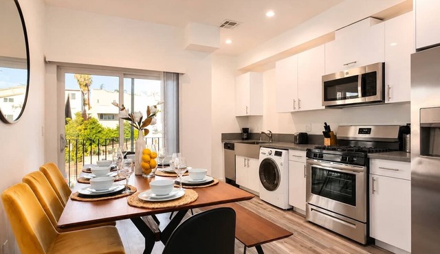 Spacious 4BR Townhouse with Free Parking, Near DTLA! in Los Angeles
