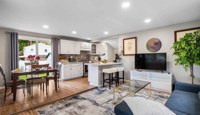 Spacious 4BR w Parking, mins to NYC in Teaneck