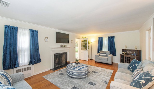 Spacious 5-Bedroom 6 Bed House In Gorgeous Upper Montclair with AC, Theater Room in Upper Montclair