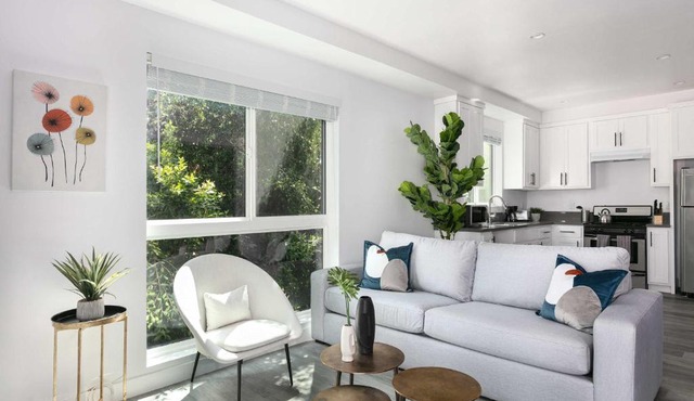 Spacious 5BR Townhouse with Free Parking Included in Los Angeles