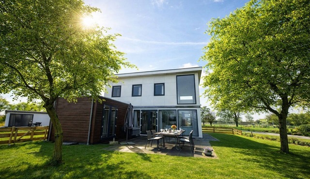 Spacious 8-person home with private jetty, 4 bedrooms, 2 bathrooms and modern equipped kitchen. Detached, atmospheric and including terrace with lounge set and free Wi-Fi. Perfect for groups and families. in West-Graftdijk