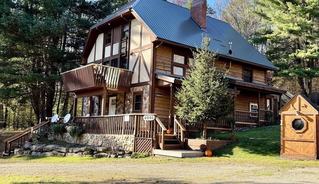 Spacious & Beautiful 8 Bdrm Chalet Set Up For Large Group Entertaining! in Great Valley