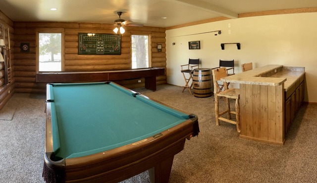 Spacious cabin near Flagstaff & Williams w/views of Snowbowl & National Forest in Williams