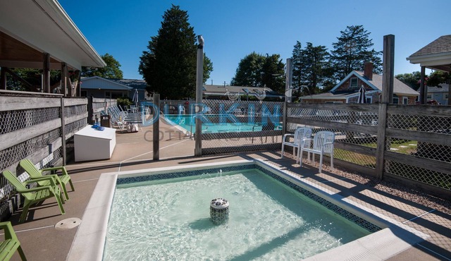 Spacious Cape, Pool Access, Hypoallergenic Dog Friendly in Narragansett