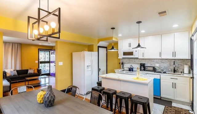 Spacious Charming DC Row House plus Free Parking-Sleeps 17 guests in Washington
