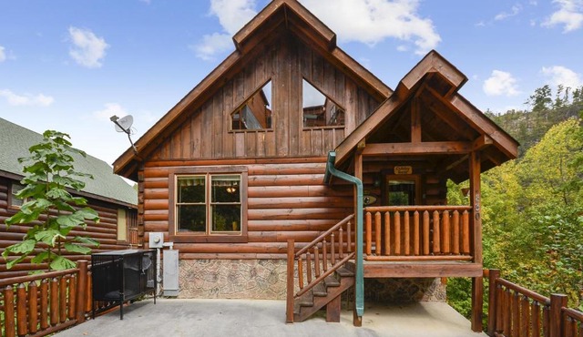 Spacious Cubby Bear Cabin in Sevierville