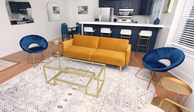 Spacious Downtown Gem w/Parking in Long Beach