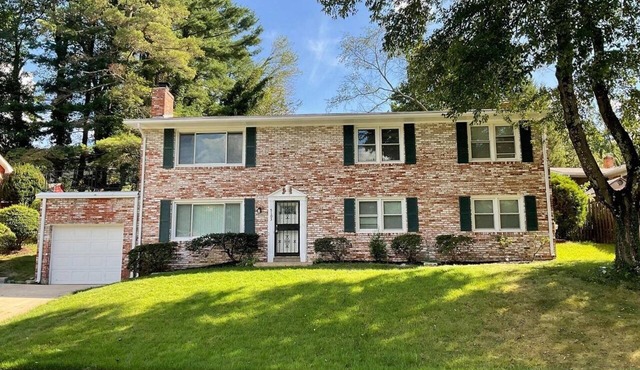 Spacious Home in Tranquil Neighborhood, Metro, Easy Access to DC and Baltimore in Temple Hills