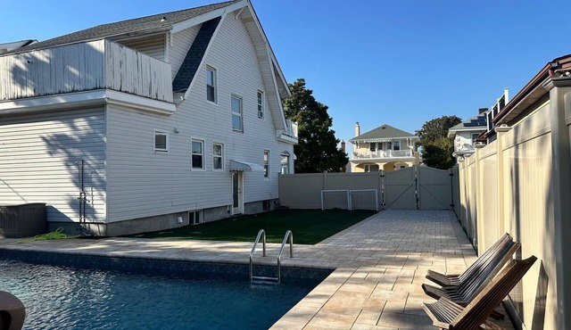 Spacious Long Beach home, steps to beach & train in Long Beach